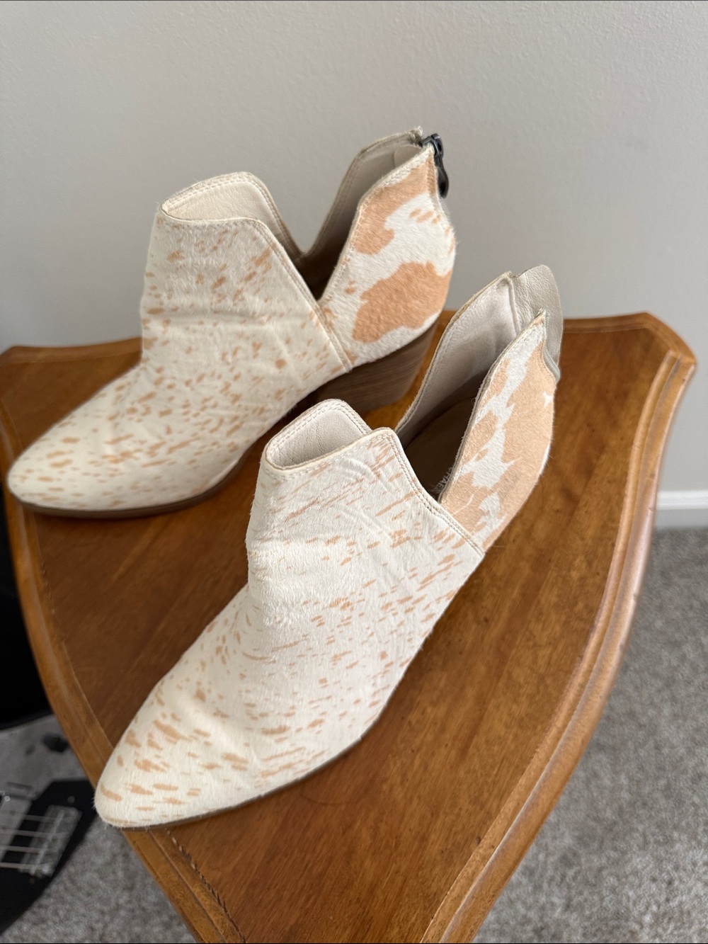 Michael Shannon Cream and Tan Cowhide Ankle Booties - Picture 3 of 7